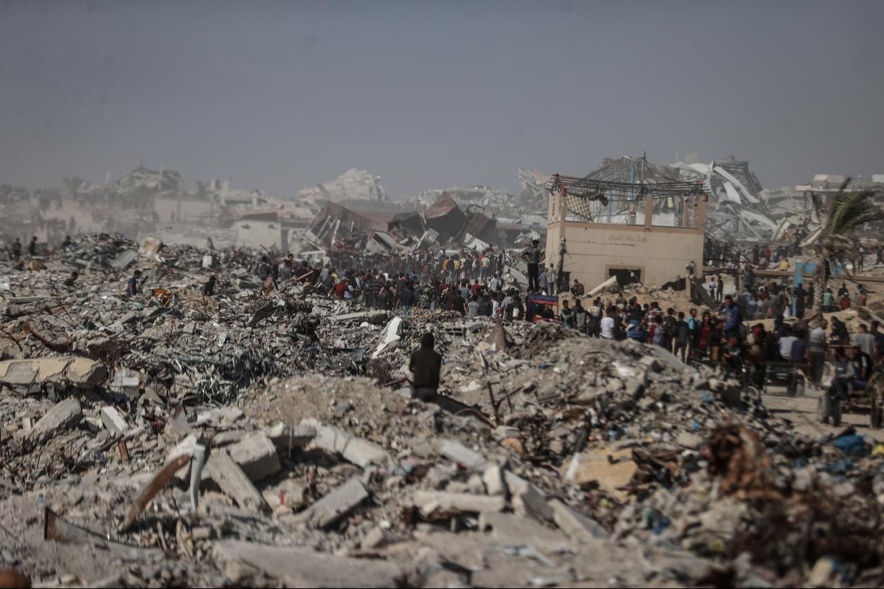 Palestinians gather along the Coastal Road in the Al-Sudaniyya area in northern Gaza as they wait to receive humanitarian aid expected to enter through the Zikim crossing, Gaza, on June 17, 2025. (AA Photo)