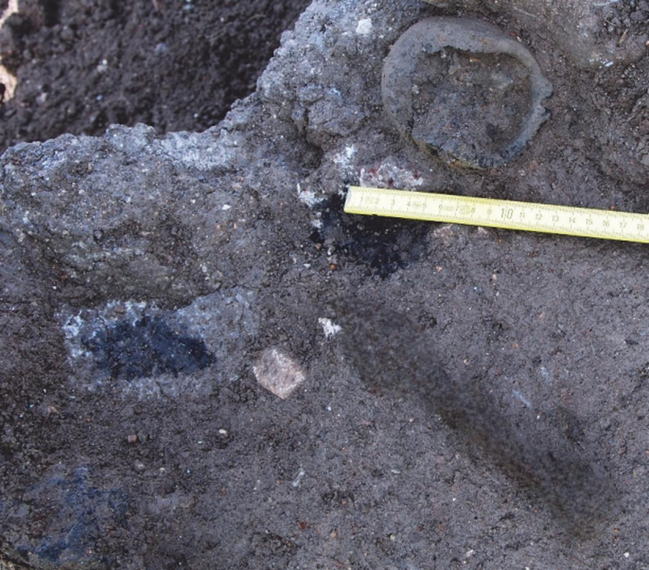 Traces of burning and pottery vessels found in place, interpreted as evidence of a cremation grave within the Iron Age layer. (Photo via Bahcelievler Excavations/Study published in Gephyra Journal)