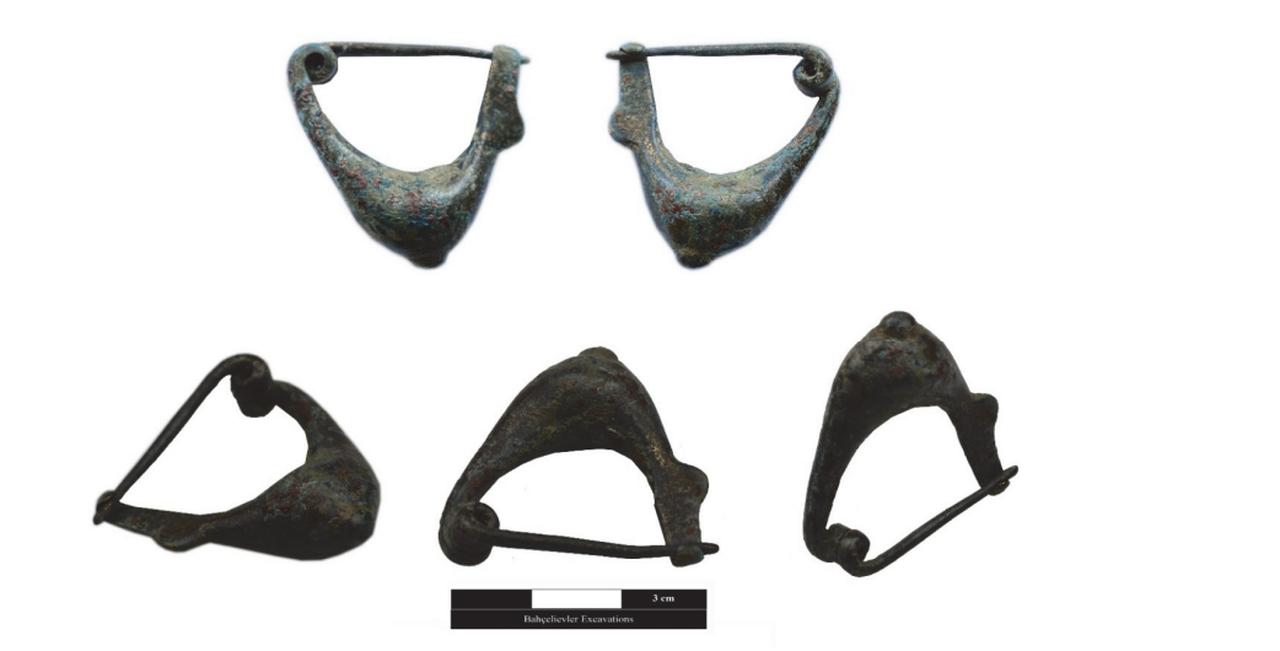 Bronze Rhodian-type fibula found within an Iron Age cremation context at Bahcelievler in Bilecik, inland Northwestern Türkiye. (Photo via Bahcelievler Excavations/Study published in Gephyra Journal)