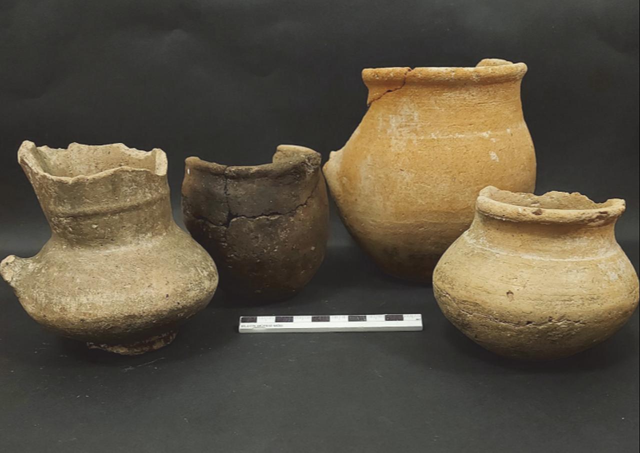Coarse-ware vessels discovered alongside the fibula, dated to the 7th–6th centuries BC, supporting the Iron Age context of the find. (Photo via Bahcelievler Excavations/Study published in Gephyra Journal)