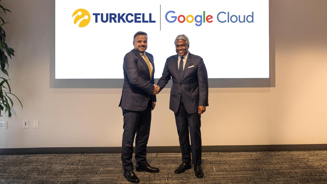 Turkcell CEO Ali Taha Koc (left) and Google Cloud CEO Thomas Kurian (right) shake hands after signing a strategic partnership agreement to establish Türkiye’s first hyper-scale cloud region, New York, US, November 12, 2025. (AA Photo)