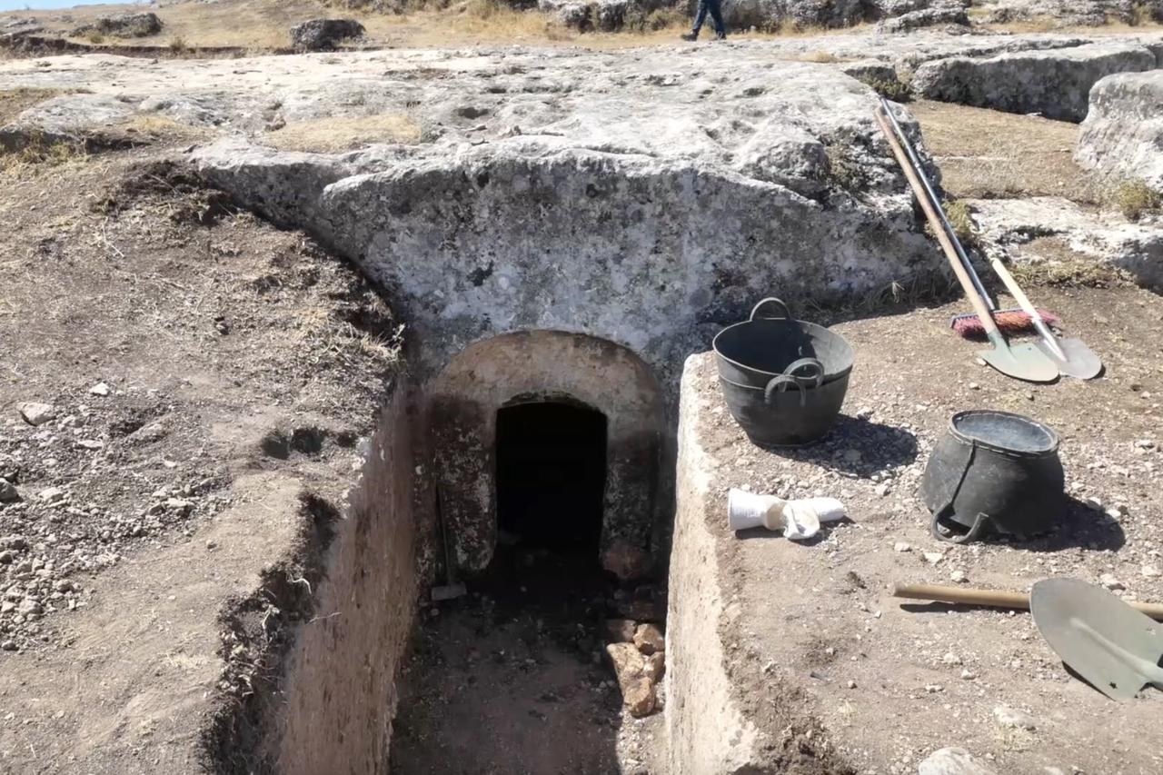 1,800-year-old chamber tomb unearthed in Türkiye’s ancient city of Tharsa
