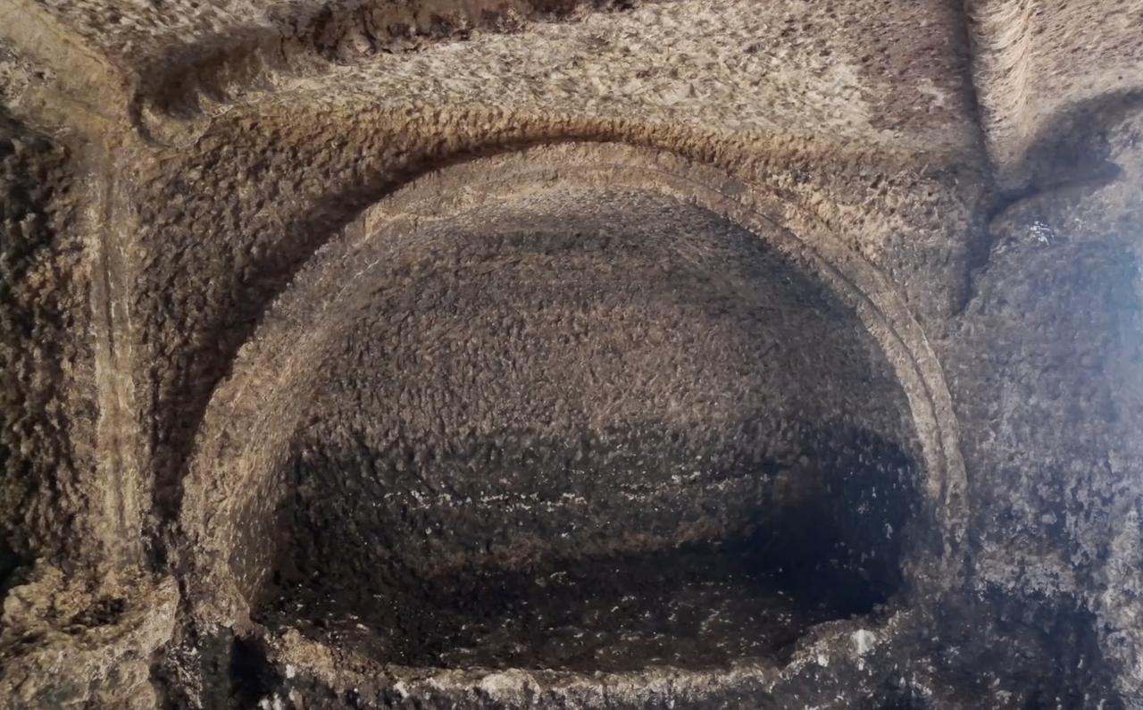 A view of 1,800-year-old chamber tomb that has been unearthed at the ancient city of Tharsa during ongoing excavations revealing insights into the region’s Roman-era burial traditions in Adiyaman, Türkiye, Nov. 12, 2025. (AA Photo)