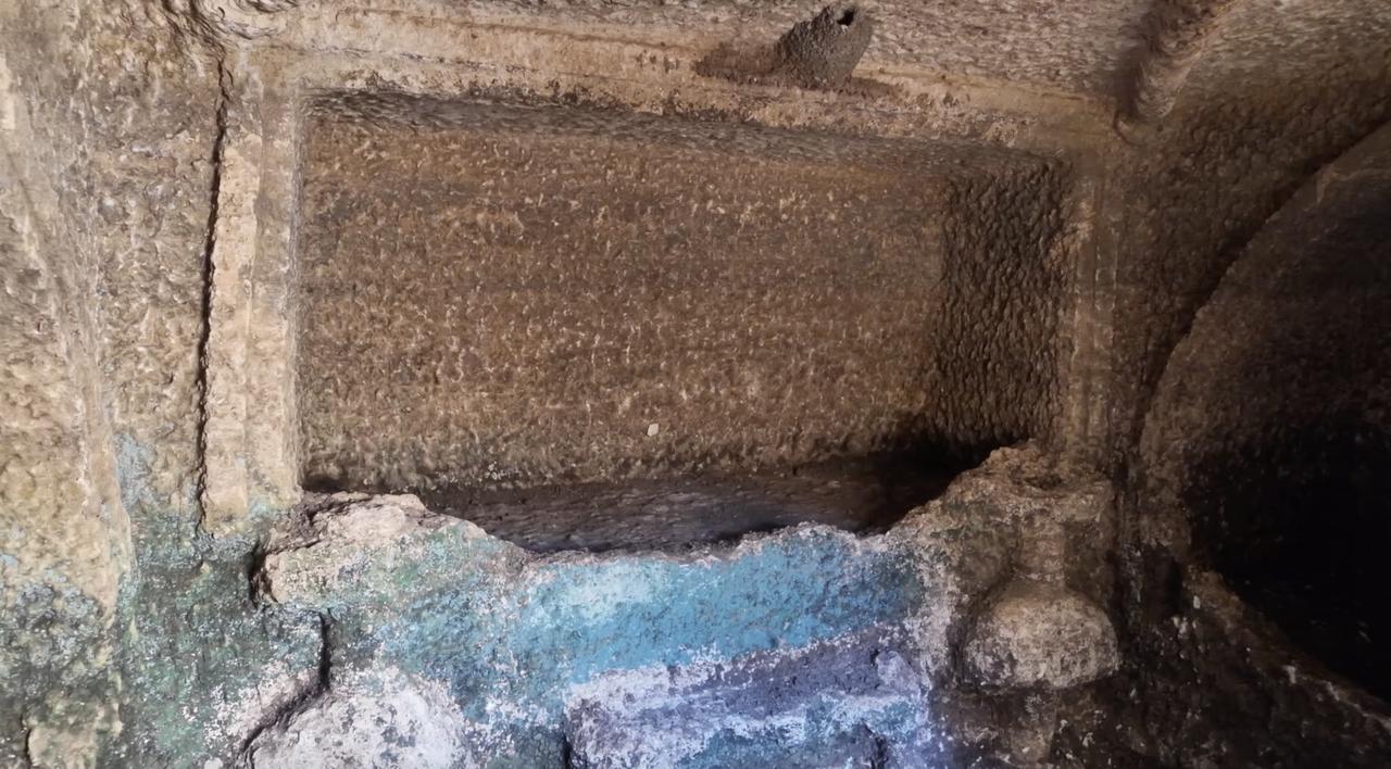 A view of 1,800-year-old chamber tomb that has been unearthed at the ancient city of Tharsa during ongoing excavations revealing insights into the region’s Roman-era burial traditions in Adiyaman, Türkiye, Nov. 12, 2025. (AA Photo)