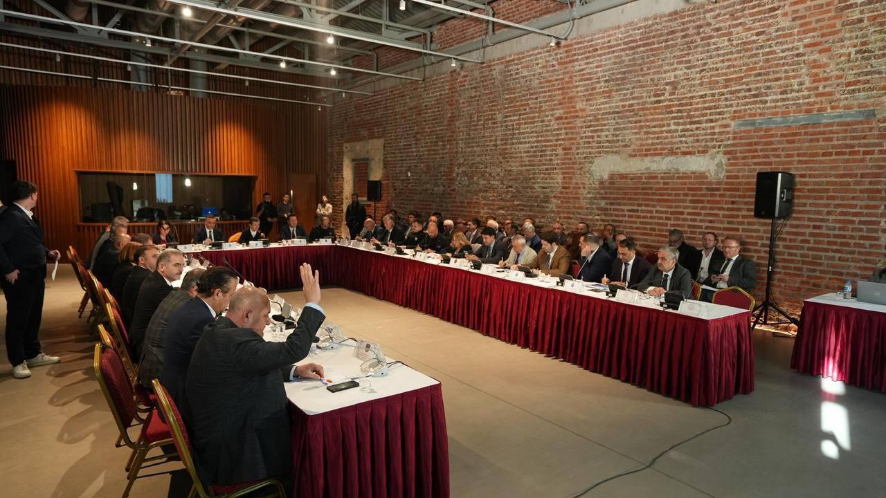 Members of Istanbul Metropolitan Municipality’s Transportation Coordination Center (UKOME) vote during a meeting at ArtIstanbul Feshane, where the decision to reroute Metrobus services via the Fatih Sultan Mehmet Bridge during major events was approved unanimously, Nov. 13, 2025. (AA Photo)
