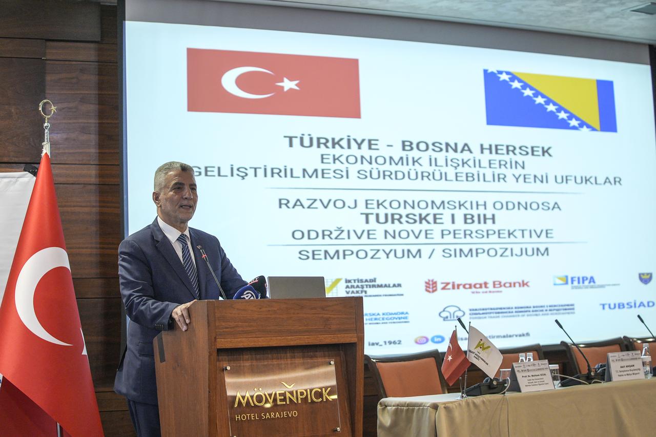 Ticaret Bakanı Ömer Bolat toplantıda konuşuyor "Türkiye-Bosna Hersek Ekonomik İlişkilerinin Gelişimi ve Sürdürülebilir Yeni Ufuklar Sempozyumu"  13 Kasım 2025'te Saraybosna, Bosna Hersek'te. (AA Fotoğrafı)