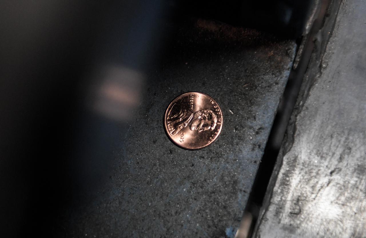 A stray penny sits next to machinery at the US Mint on in Philadelphia, Pennsylvania Nov. 12, 2025. (AFP Photo)