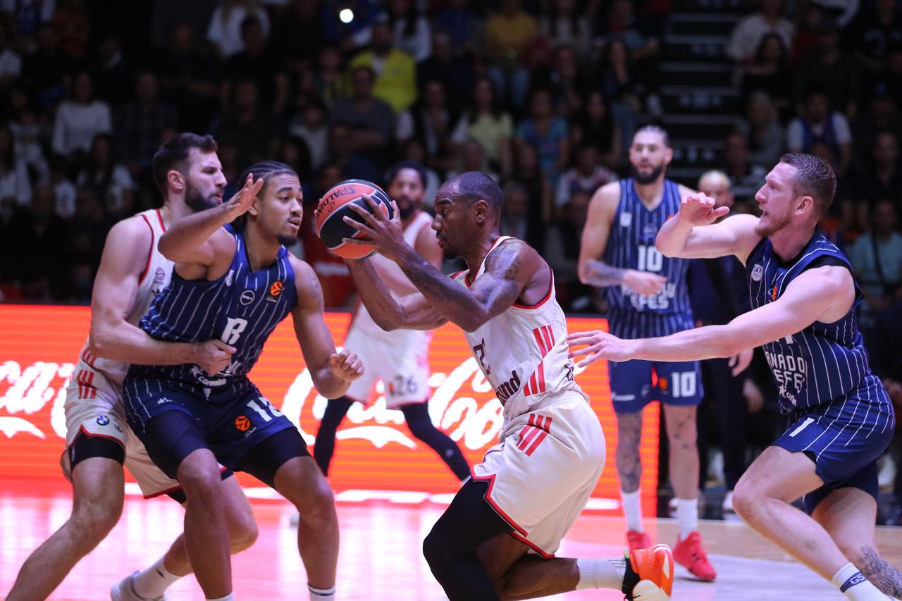 Anadolu Efes edges Bayern Munich 74-72 to claim fourth EuroLeague victory