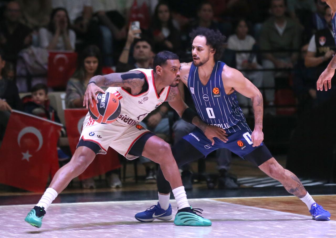 Anadolu Efes player Shane Larkin (0) in action against Bayern Munich’s Andrew Rathan-Mayes (4) during the EuroLeague week 11 basketball game between Anadolu Efes and Bayern Munich at Antalya Sports Hall in Antalya, Türkiye, on Nov. 14, 2025. (AA Photo)