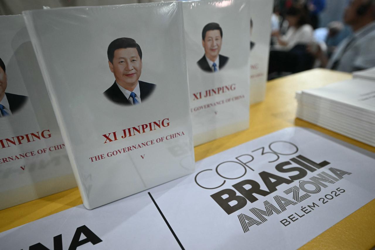 10 Kasım 2025'te Belem, Para Eyaleti, Brezilya'da düzenlenen COP30 BM İklim Değişikliği Konferansı sırasında Çin Pavyonunda Xi Jinping'in kitabının görünümü. (AFP Fotoğrafı)