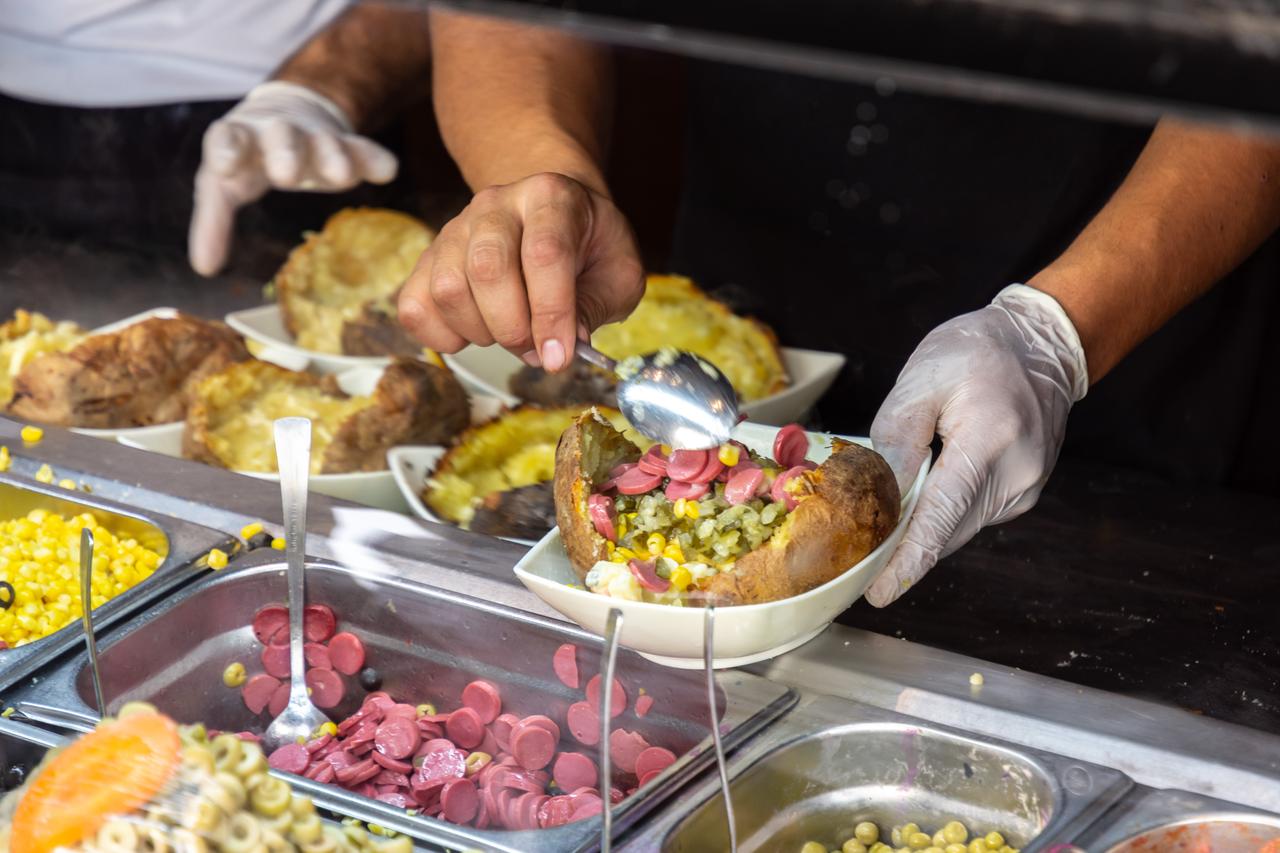 A street vendor preparing kumpir, traditional Turkish baked potato, Istanbul, Türkiye, accessed November 14, 2025. (Adobe Stock Photo)