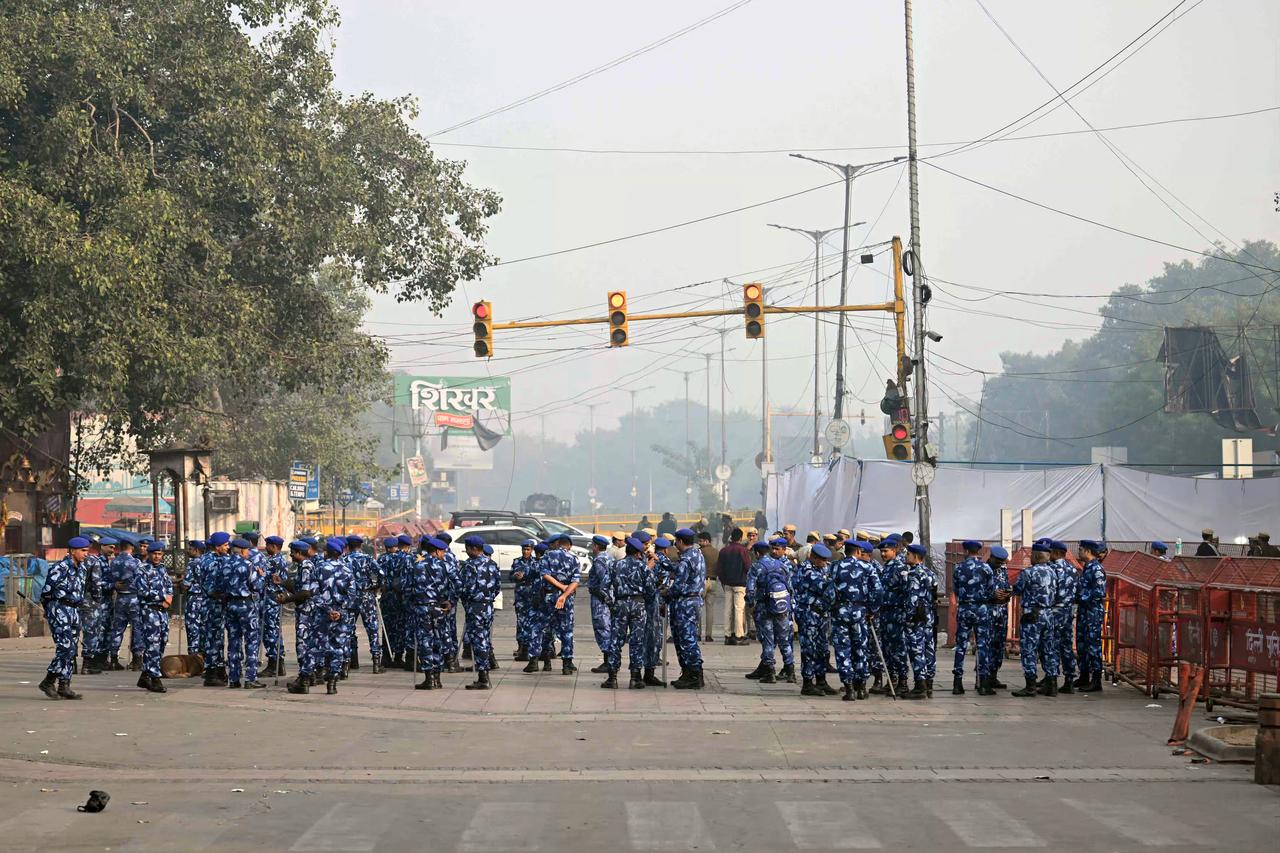 Rapid action force personnel stand guard near the blast site, after an explosion in the Red Fort area in the old quarters of Delhi, on Nov. 12, 2025. (AFP Photo)