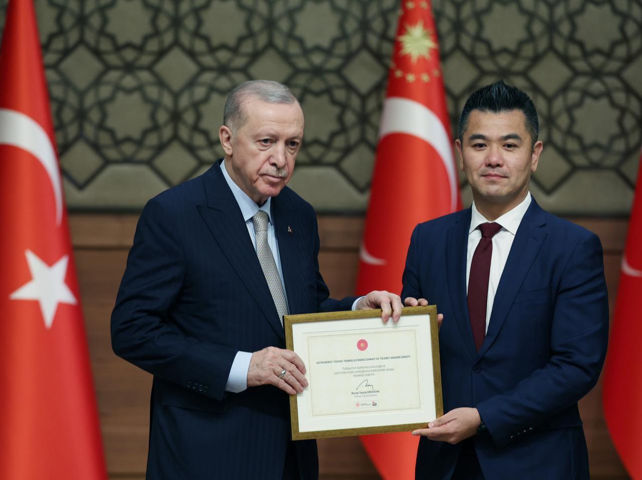 President Recep Tayyip Erdogan presents a certificate to Chint Group CEO Lu Chuan during an event in Ankara, Türkiye, April 3, 2025. (AA Photo)