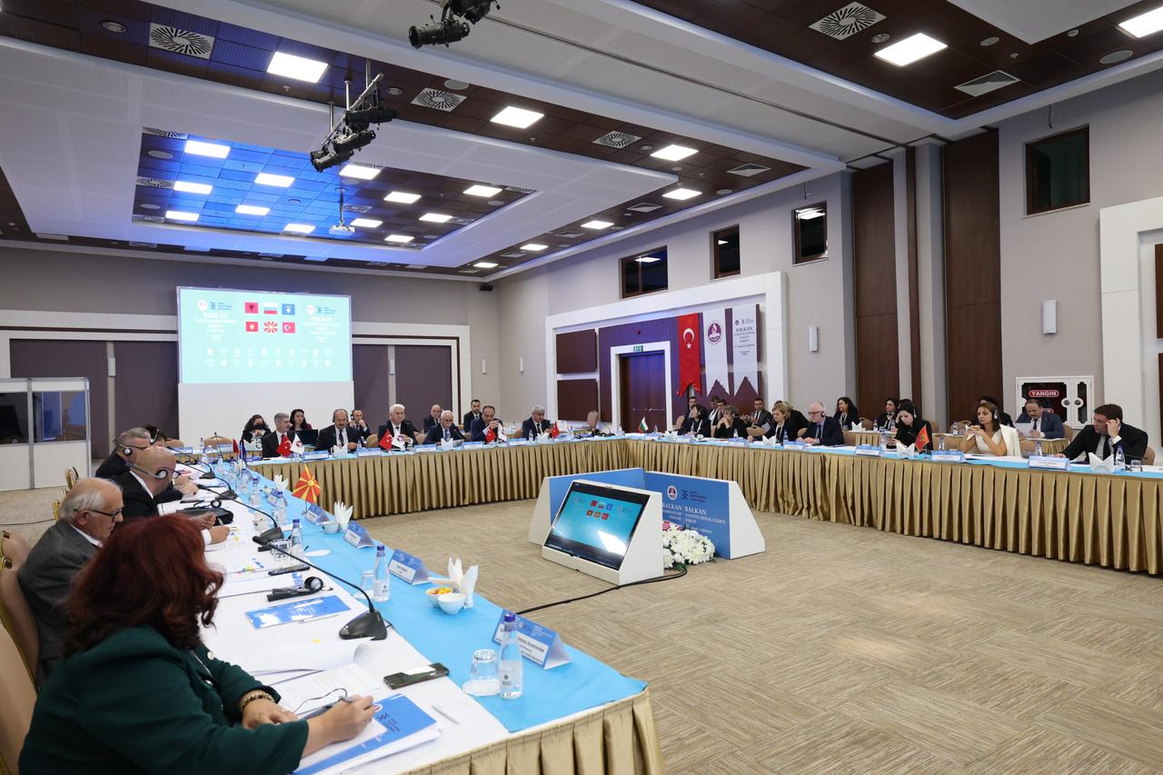 Üye ülkeler “Antalya Deklarasyonu”nu, Türkiye Cumhuriyeti Anayasa Mahkemesi ev sahipliğinde 15 Kasım 2025'te Antalya'da düzenlenen Balkan Anayasa Mahkemeleri Forumu 3. Konferansında imzaladı. (AA Fotoğraf)