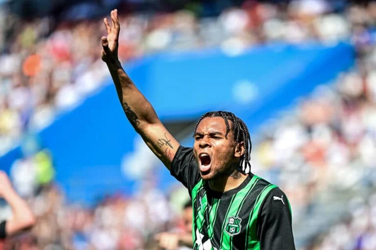 Sassuolo's French forward #45 Armand Lauriente reacts after during the Italian Serie A football match between Unione Sportiva Sassuolo and AC Milan at the Mapei Stadium in Reggio Emilia, April 14, 2024. (AFP Photo)