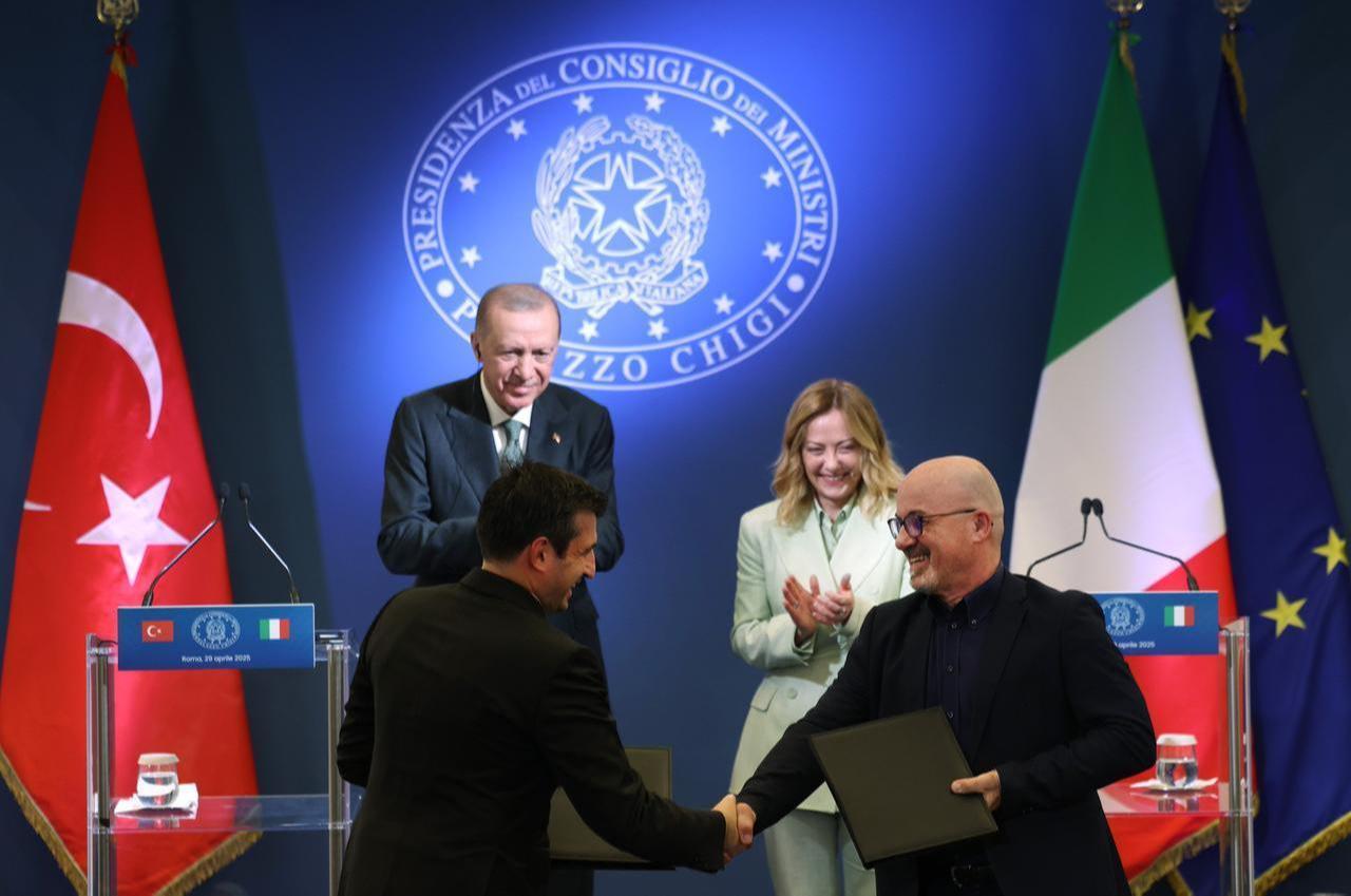 Baykar Chairman Selcuk Bayraktar (L) and Leonardo CEO Roberto Cingolani shake hands after signing a preliminary cooperation protocol, witnessed by Turkish President Erdogan and Italian PM Giorgia Meloni in Rome on April 29, 2025. (Turkish Presidency / AA Photo)
