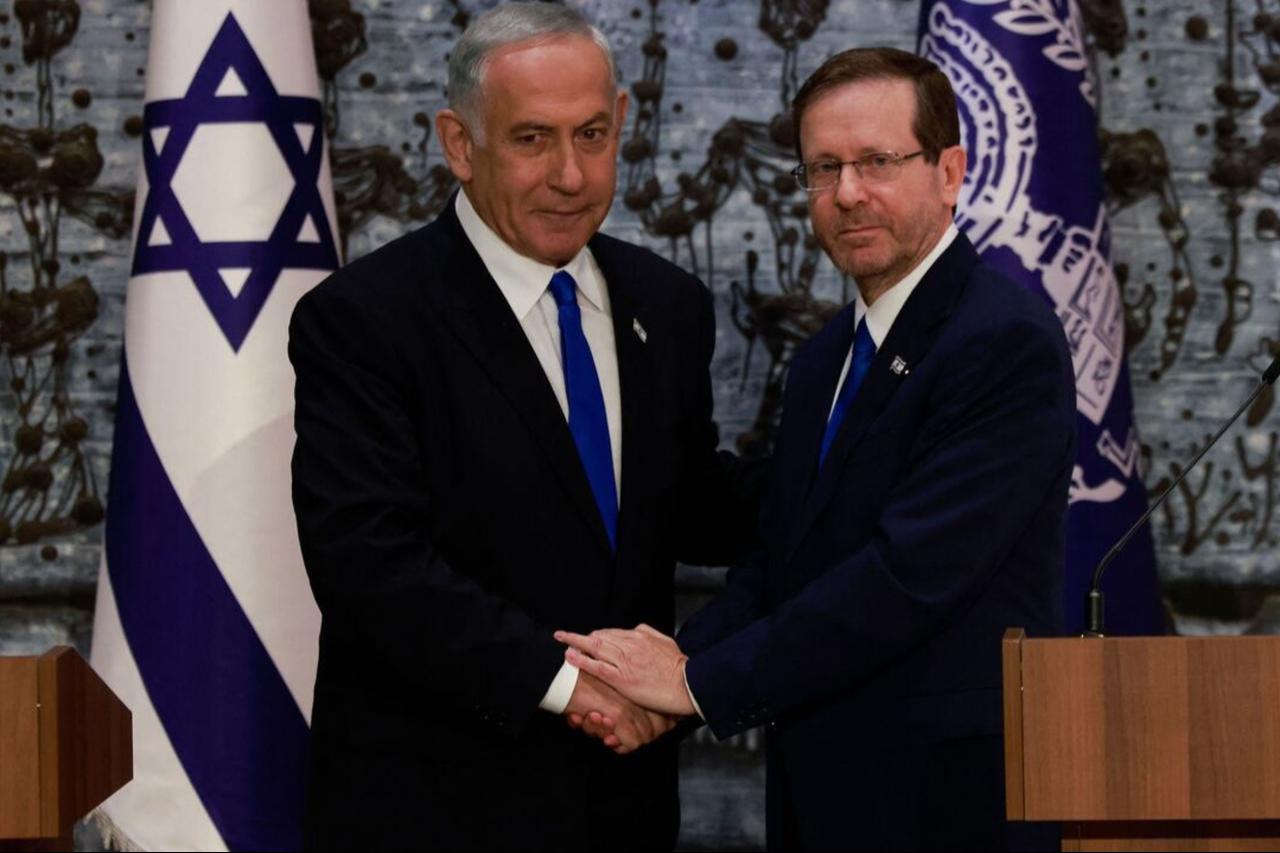 Israels President Isaac Herzog (R) and Chairman Benjamin Netanyahu (L) shake hands after the former tasked the latter with forming a new government, in Jerusalem, Israel on Nov. 13, 2022. (AFP Photo)