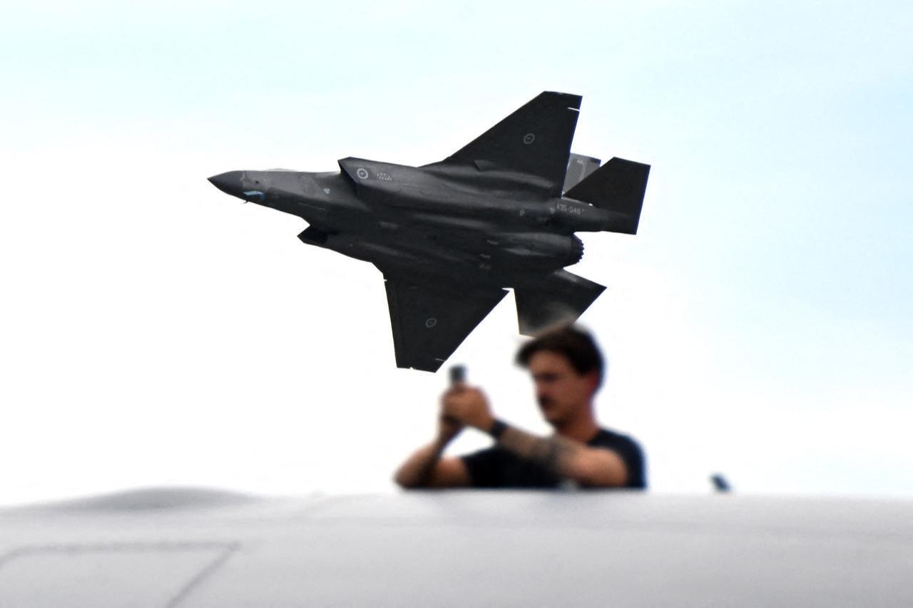 Avustralya Kraliyet Hava Kuvvetleri'ne ait Lockheed Martin F-35A Lightning II, 27 Eylül 2025'te Sidney'deki RAAF Richmond Airshow'un ilk halka açık gününde performans sergiliyor. (AFP Fotoğrafı)