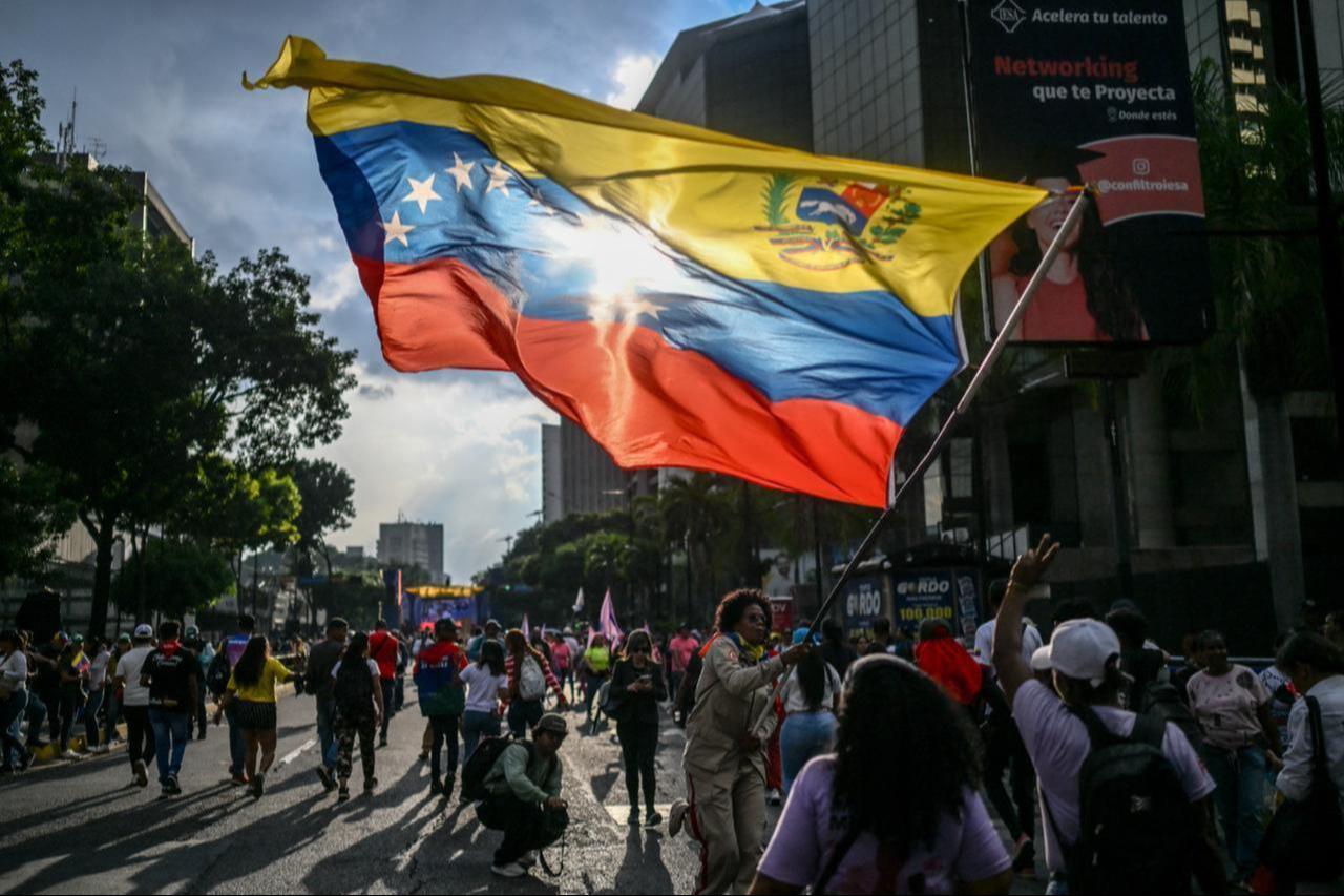 A supporter of Venezuelas President Nicolas Maduro waves a Venezuelan flag during a protest outside the United Nations headquarters in Caracas, Venezuela on Oct. 6, 2025. (AFP Photo)