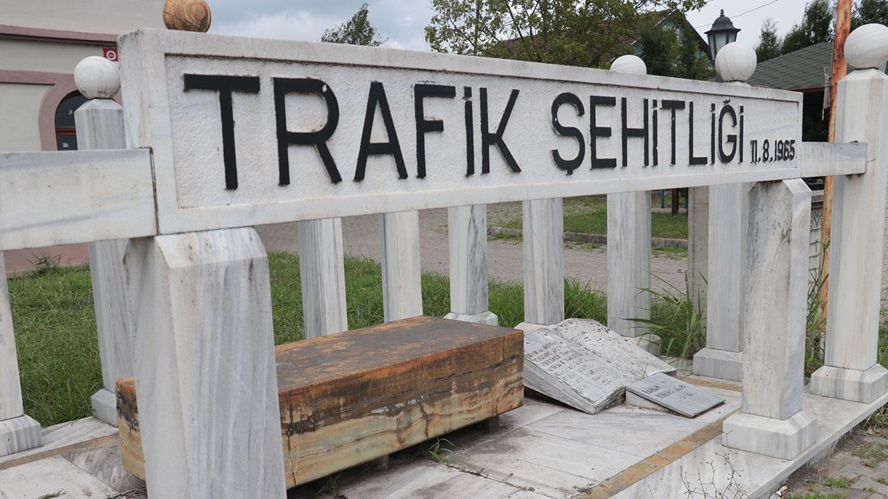 A view of the memorial constructed near the crash site, known as “Trafik Sehitligi,” commemorating the victims of the 1965 Hendek bus disaster. (Photo via Türkiye daily)