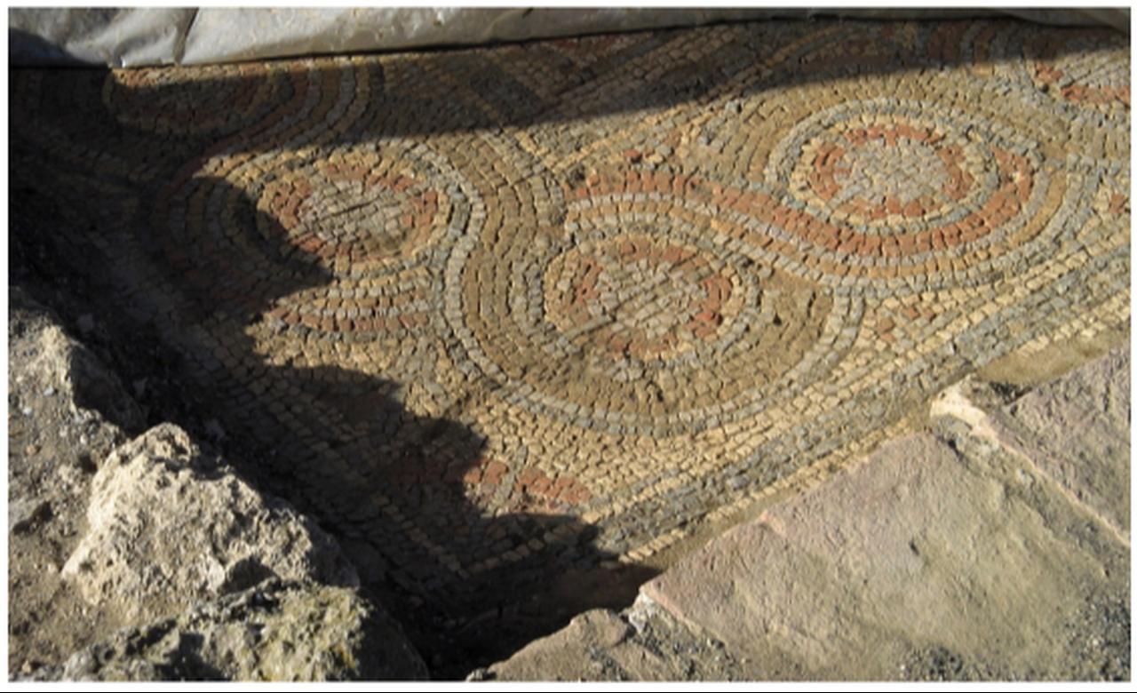 Arapaj bazilikasının mezar odasını süsleyen, karakteristik geçmeli bant motifini gösteren geometrik bordür detayı. (JMR 18, 2025 aracılığıyla fotoğraf)