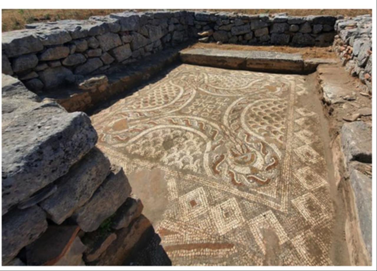 Bylis'teki Bazilika B'nin 38 numaralı odasındaki mozaik yazıtın detayı, geometrik bir halının içine yerleştirilmiş Yunanca harfli metindir. (JMR 18, 2025 aracılığıyla fotoğraf)