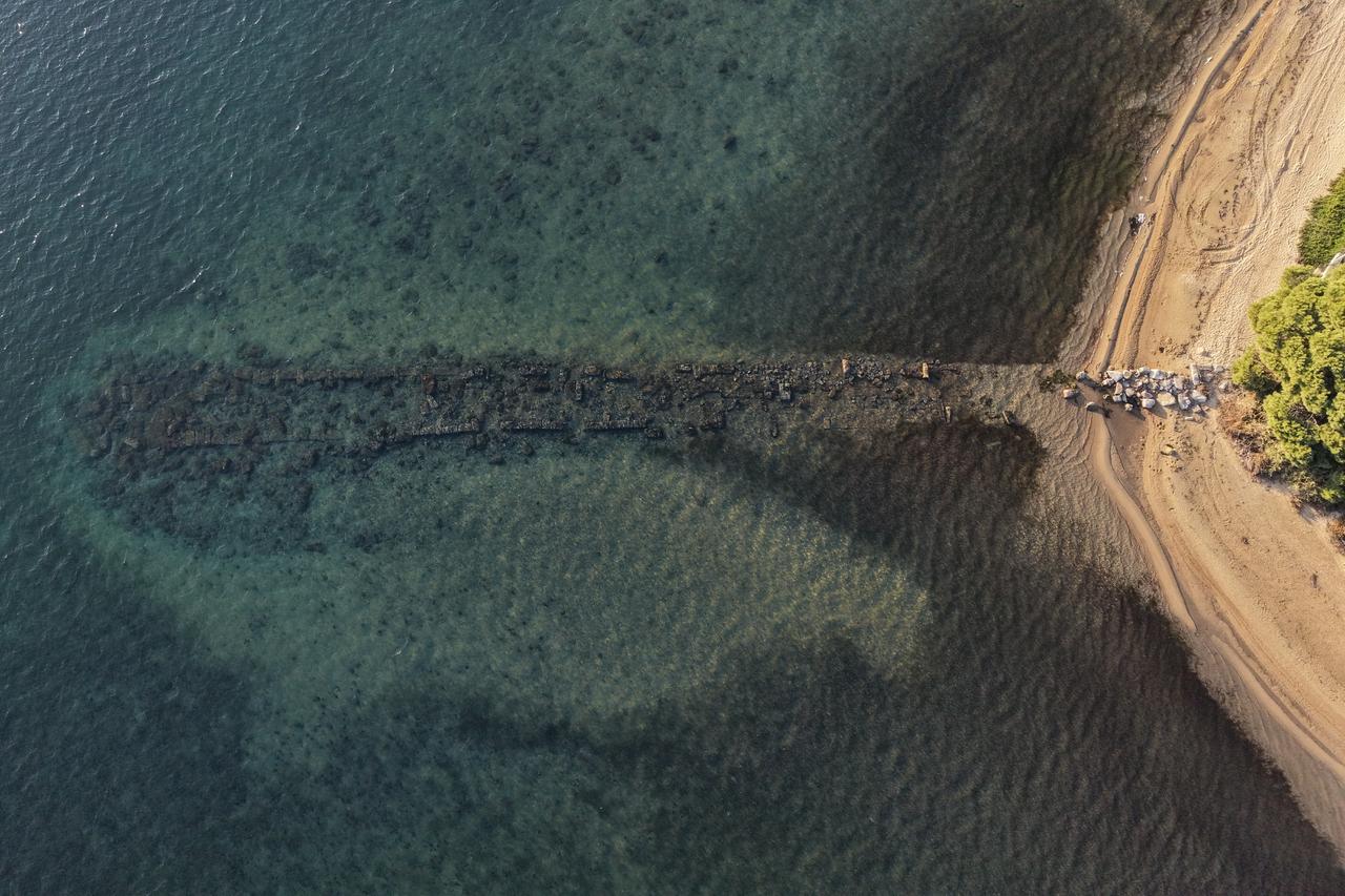 Rare sea withdrawal in northwest Türkiye reveals ancient harbor structures