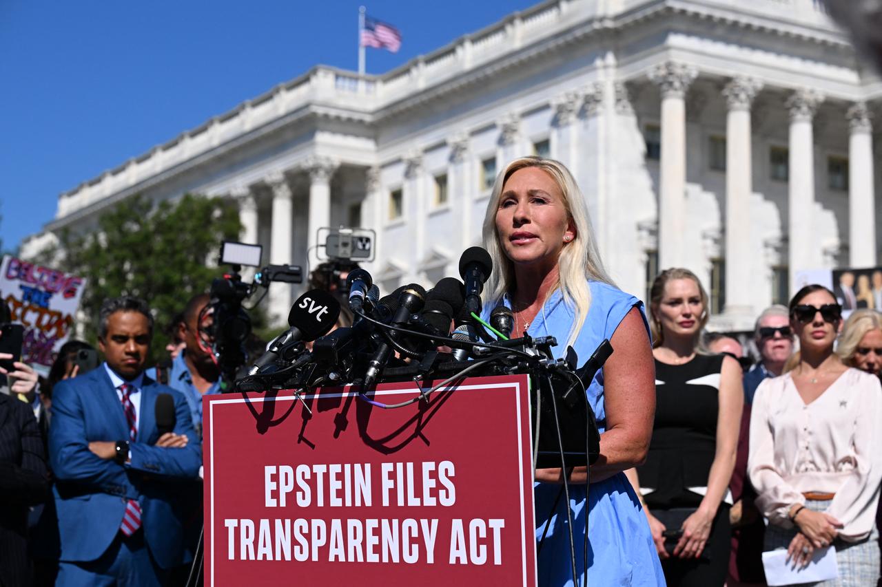 Trump reverses course, urges Republicans to vote for Epstein file release