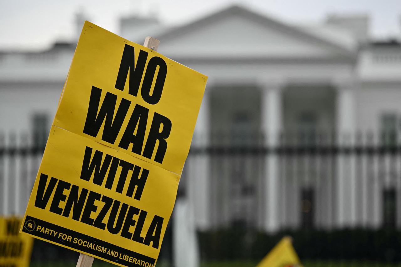 İnsanlar bir etkinliğe katılıyor "Venezuela ile Barış" 15 Kasım 2025'te Washington DC'deki Beyaz Saray önünde ABD'nin Latin Amerika'daki askeri konuşlandırılmasına karşı protesto. (AFP Fotoğrafı)