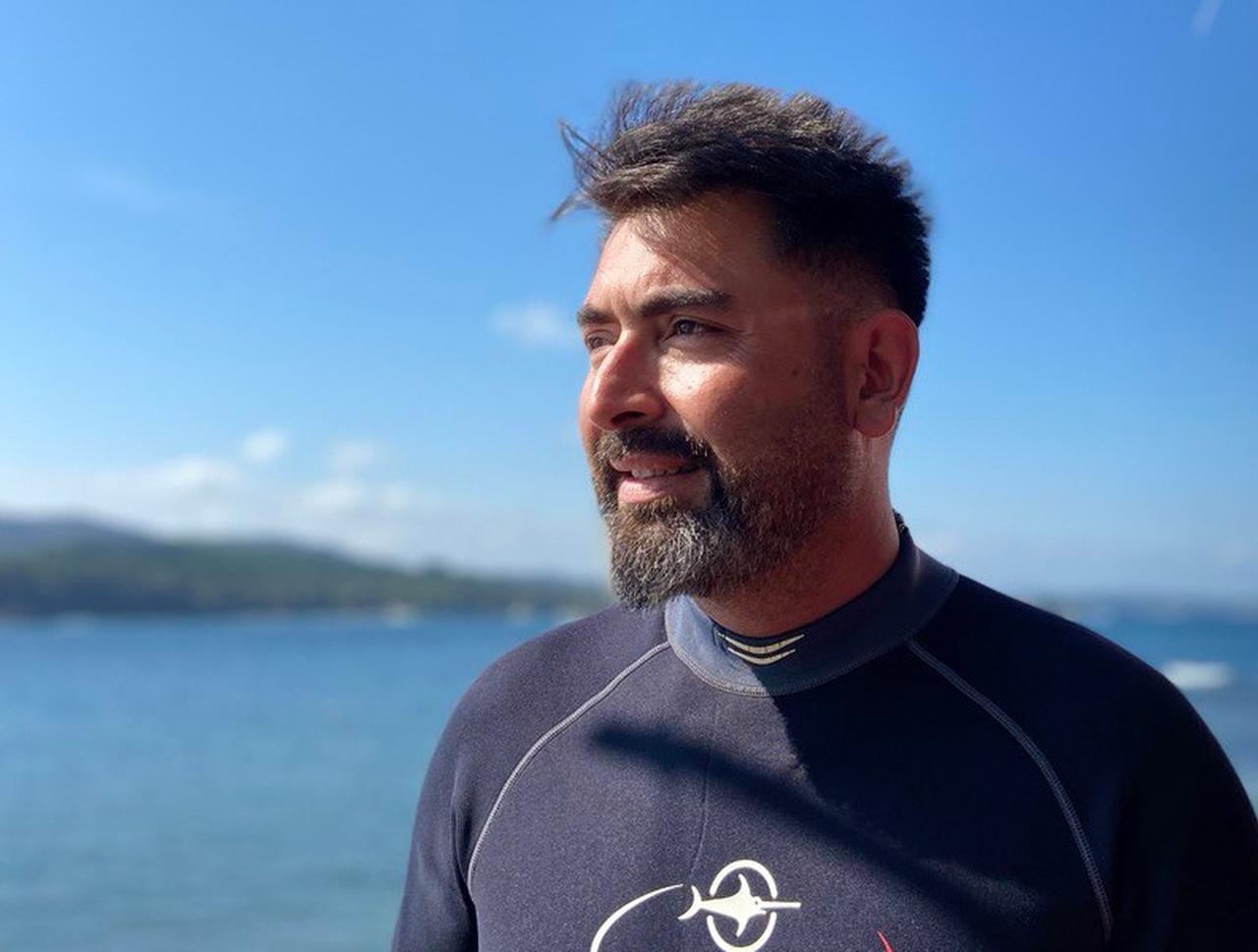 Assoc. Prof. Ahmet Bilir photographed on the coast of Maltepe in the Marmara Sea during preparations for underwater archaeological research on the ancient copper mine linked to Aristotle. (Photo via Assoc. Prof. Ahmet Bilir)