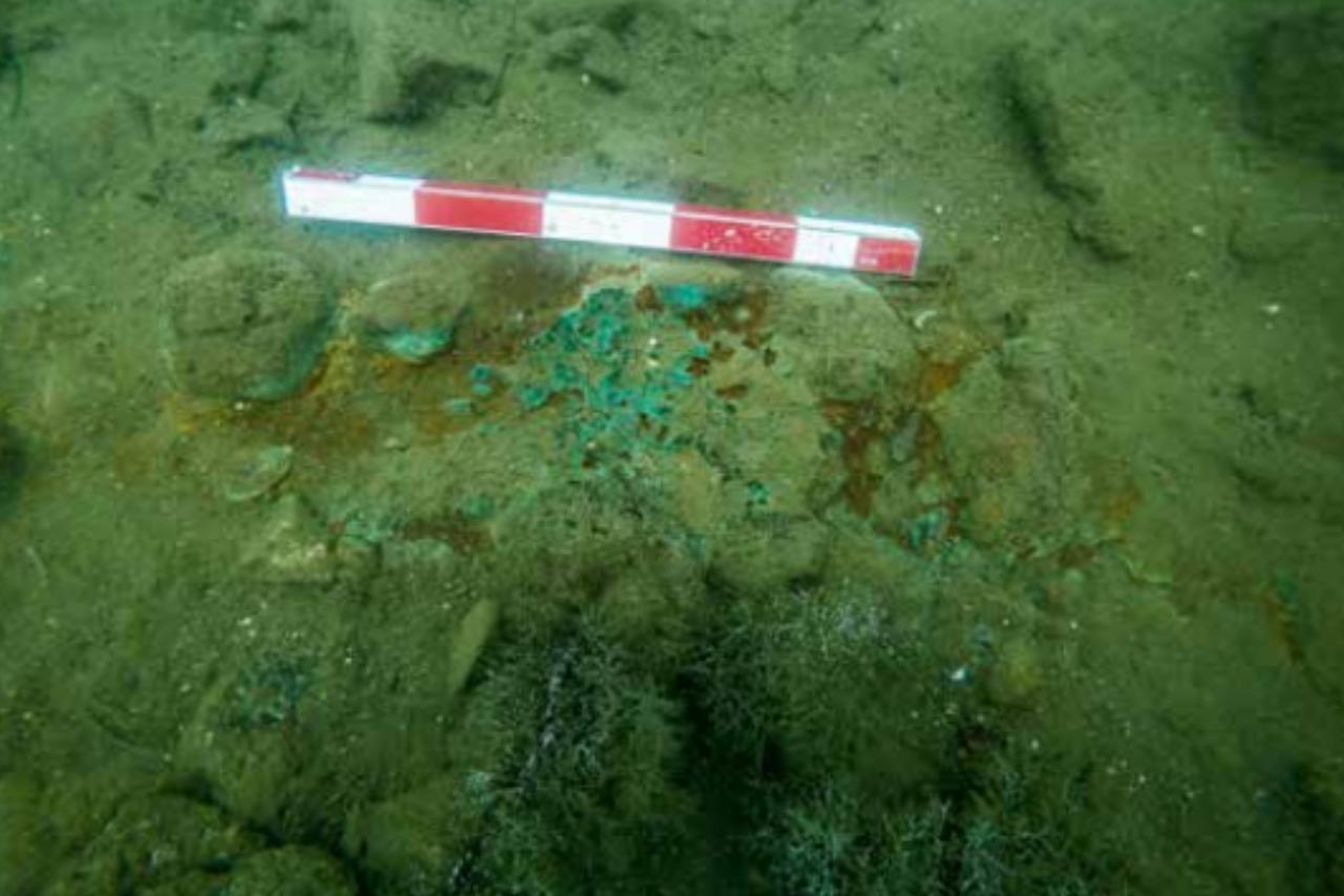 Underwater photograph showing oxidised copper traces in Camlimani Bay, Heybeliada, where researchers observed green copper staining consistent with ancient copper ore exposure. (Photo via Assoc. Prof. Ahmet Bilir/Tina)