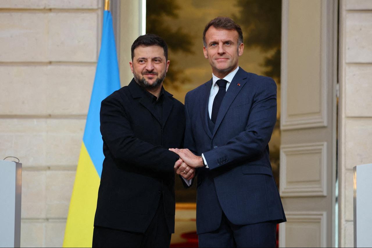 France's President Emmanuel Macron (R) and Ukraine's President Volodymyr Zelensky shake hands after a joint press conference at the Elysee presidential Palace in Paris, November 17, 2025. (AFP Photo)