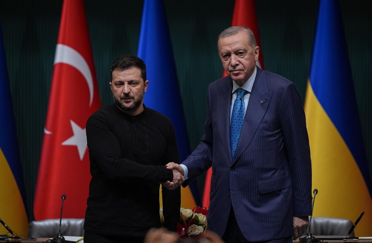 Cumhurbaşkanı Recep Tayyip Erdoğan (sağda) ve Ukrayna Cumhurbaşkanı Volodimir Zelenskyy (solda), Ankara Cumhurbaşkanlığı Külliyesi'nde ikili ve heyetler arası görüşmelerinin ardından ortak basın toplantısı düzenlerken el sıkışırken, 18 Şubat 2025 (AA Fotoğraf)