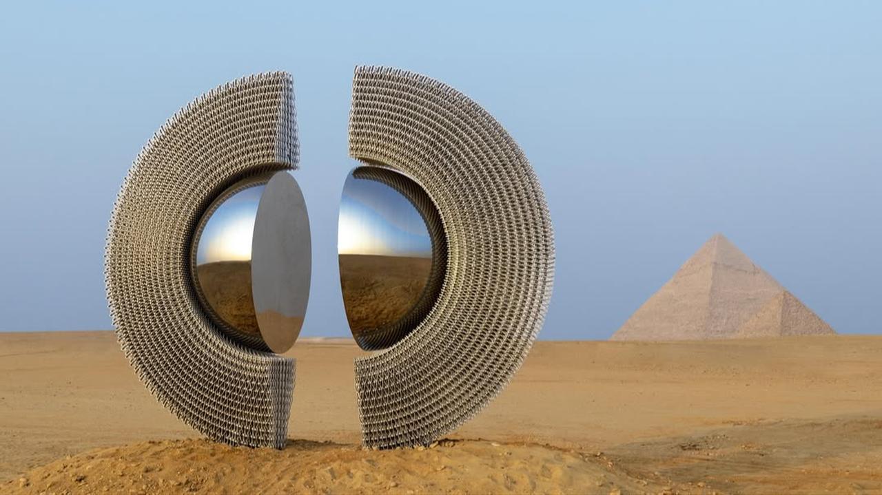 The Shen, a large-scale aluminum sculpture installed by Turkish artist Mert Ege Köse on the Giza Plateau for Art D’Égypte 2025 (photo via Instagram \ @asassanat)
