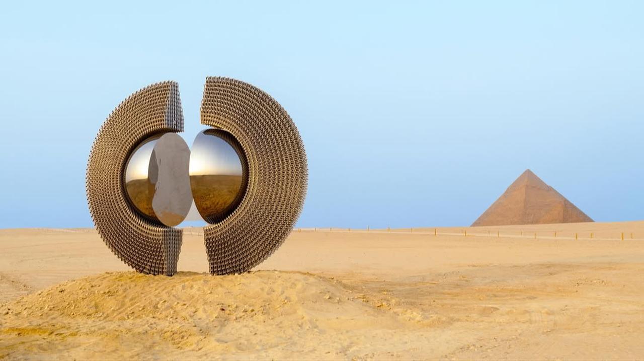 The Shen, a large-scale aluminum sculpture installed by Turkish artist Mert Ege Köse on the Giza Plateau for Art D’Égypte 2025 (photo via Instagram \ @asassanat)