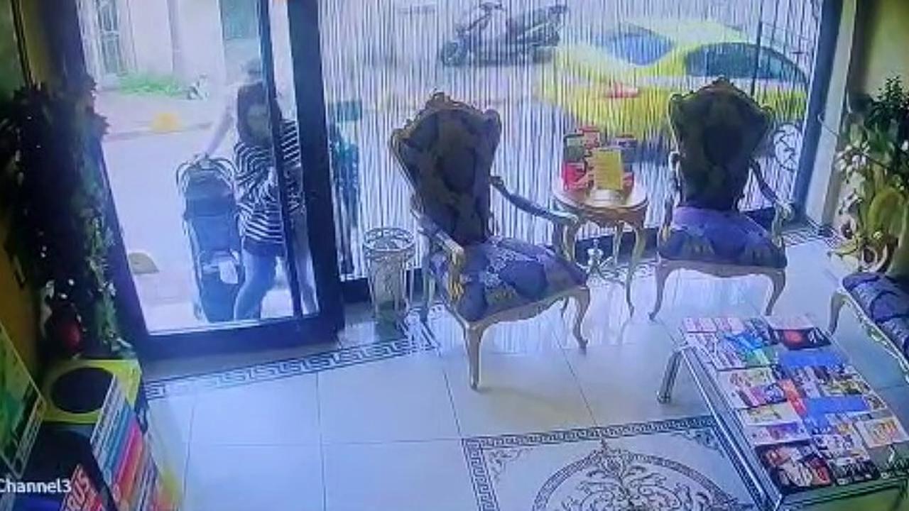 CCTV görüntüleri, Bocek ailesinin İstanbul Fatih'te olaydan kısa bir süre önce bebek arabasıyla otel lobisine girdiğini gösteriyor. (İHA Fotoğrafı)