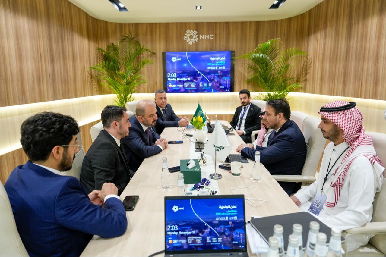 Delegations from Türkiye’s Emlak Konut GYO and Saudi Arabia’s National Housing Company (NHC) meet during the Cityscape Global Riyadh 2025 Fair to finalize the preliminary agreement for the Hayat Mekke Project in Saudi Arabia, November 2025. (AA Photo)