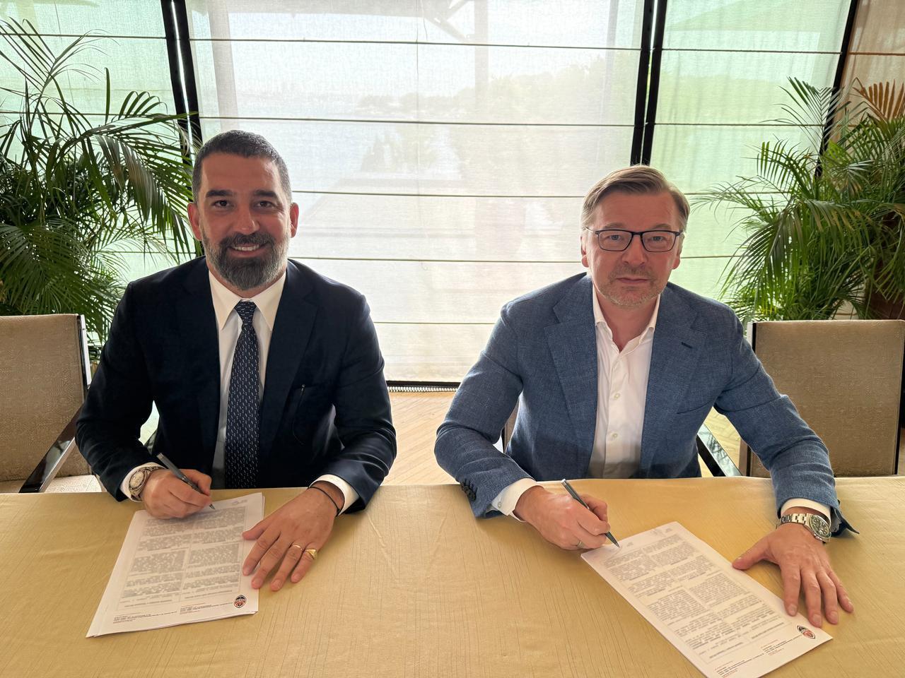 Arda Turan signs contract as head coach of Shakhtar Donetsk, accessed on Nov. 18, 2025. (@FCShakhtar_eng via X)