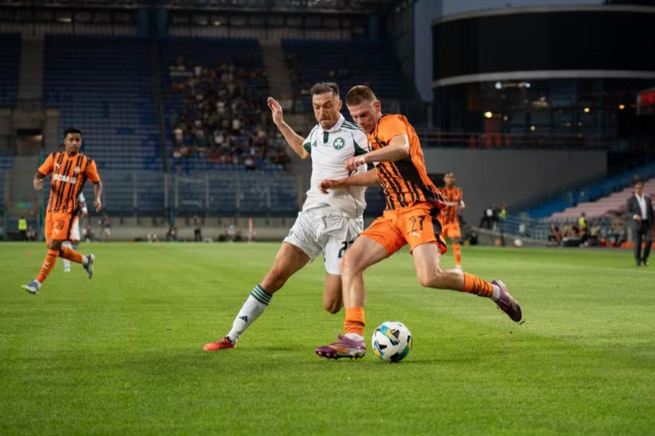 Oleh Ocheretko and Giannis Kotsiras play during the game between FC Shakhtar Donetsk and Panathinaikos F.C. in Krakow, Poland, Aug. 14, 2025. (AFP Photo)