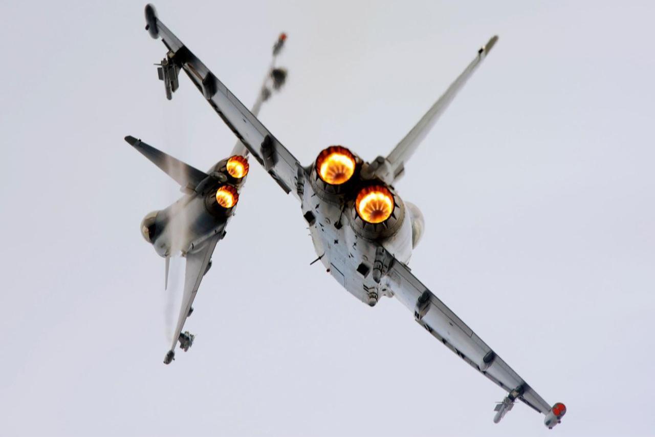İki Eurojet EJ200'lü iki Eurofighter EF-2000 Typhoon savaş uçağı, tarihsiz bir zamanda ve yerde turbofanları yeniden ısıttı. (Fotoğraf Leonardo aracılığıyla)