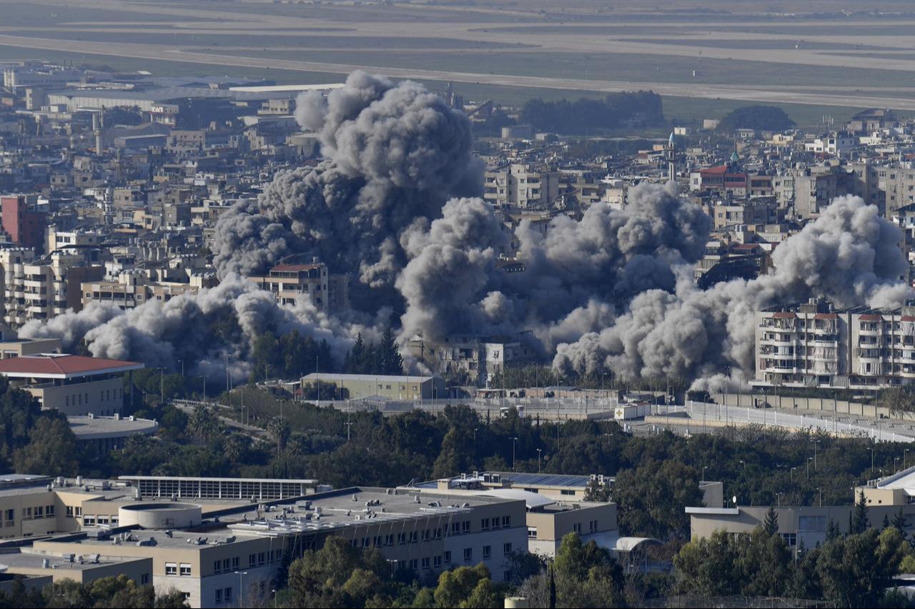 İsrail ordusunun 23 Kasım 2024'te Lübnan'ın Beyrut kentinin Dahieh bölgesine düzenlediği bir dizi hava saldırısının ardından yükselen dumanlar. (AA Fotoğraf)