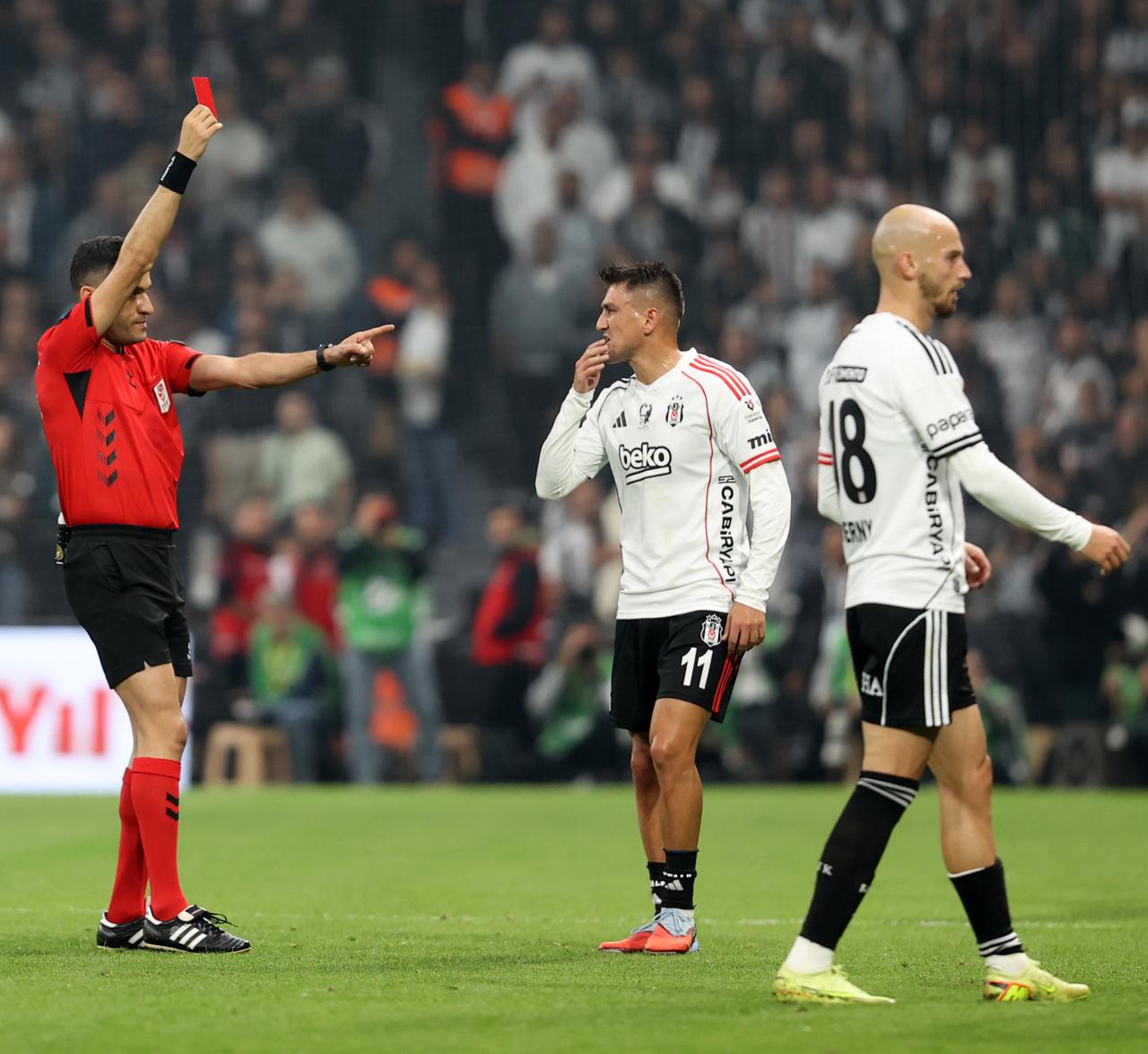 Referee Ali Yilmaz (L) shows red cards to Besiktas head coach Sergen Yalcin and his player during the Turkish Super Lig week 11 football match between Besiktas and Fenerbahce at Tupras Stadium in Istanbul, Türkiye on Nov. 02, 2025. (AA Photo)