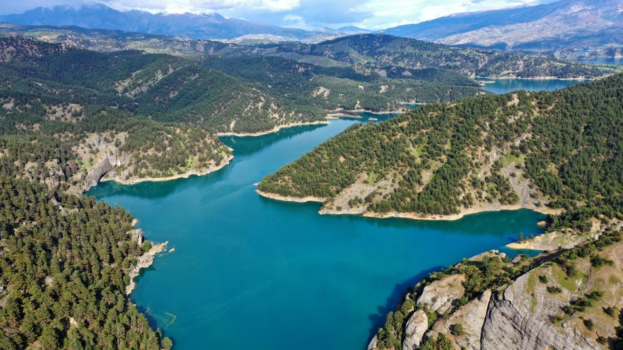 Visitors enjoyed the breathtaking view from the Ali Kayası Glass Terrace, built atop steep cliffs 160 meters above a reservoir in Kahramanmaras’s Onikisubat district, on April 13 , 2024. ( AA Photo )