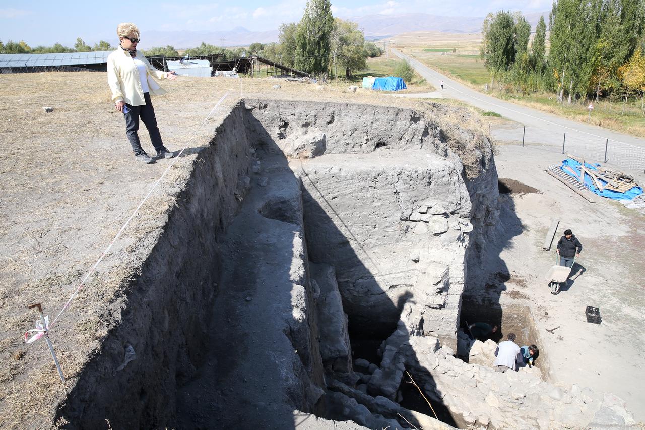 New archaeological findings at Degirmenler Hoyuk in Erzurum, uncovered during ongoing rescue excavations, have revealed architectural traces that date back to a period before the Karaz culture, on Nov. 2, 2025. (AA Photo)