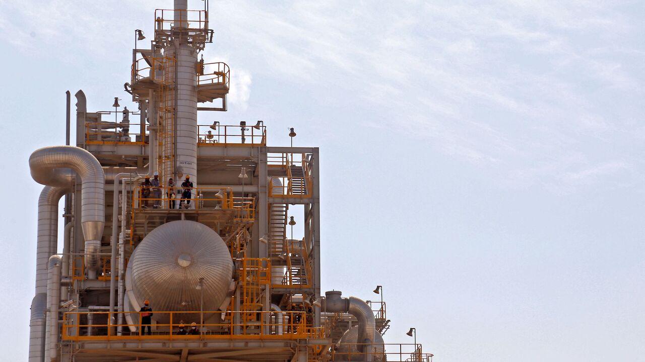 A picture shows an oil refinery on the outskirts of the Iraqi central city of Karbala, on the day of its inauguration, on October 20, 2022. (AFP Photo)