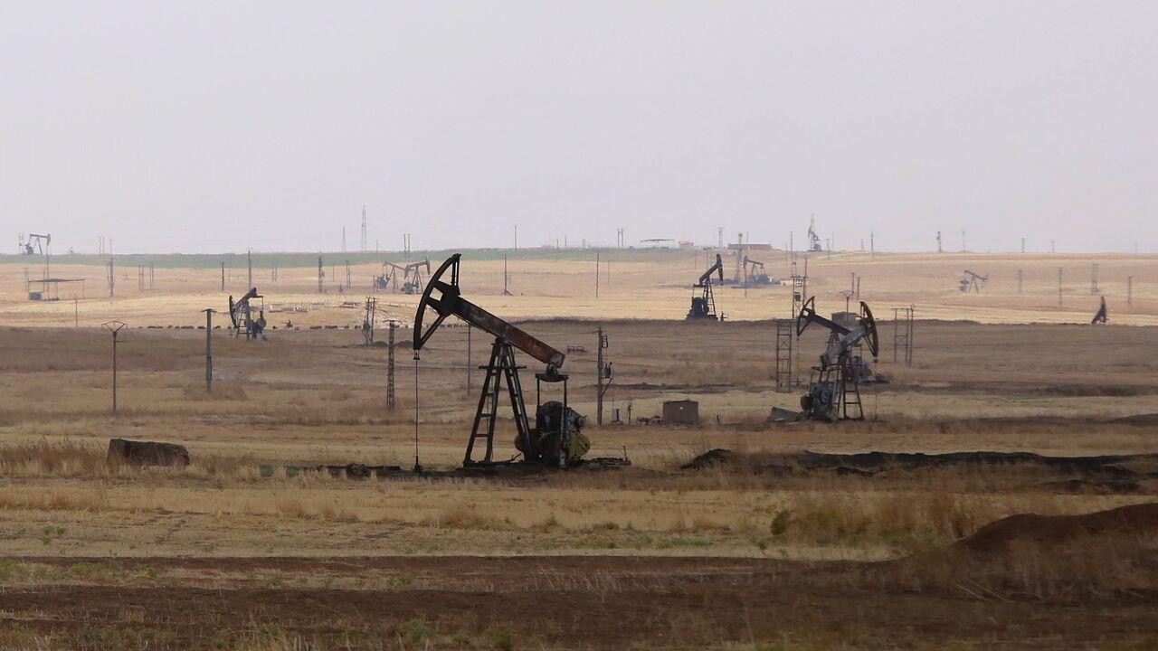 Oil well pumps are seen in the Rmeilane oil field in Syria's northeastern al-Hasakah province on July 15, 2015. (AFP Photo)