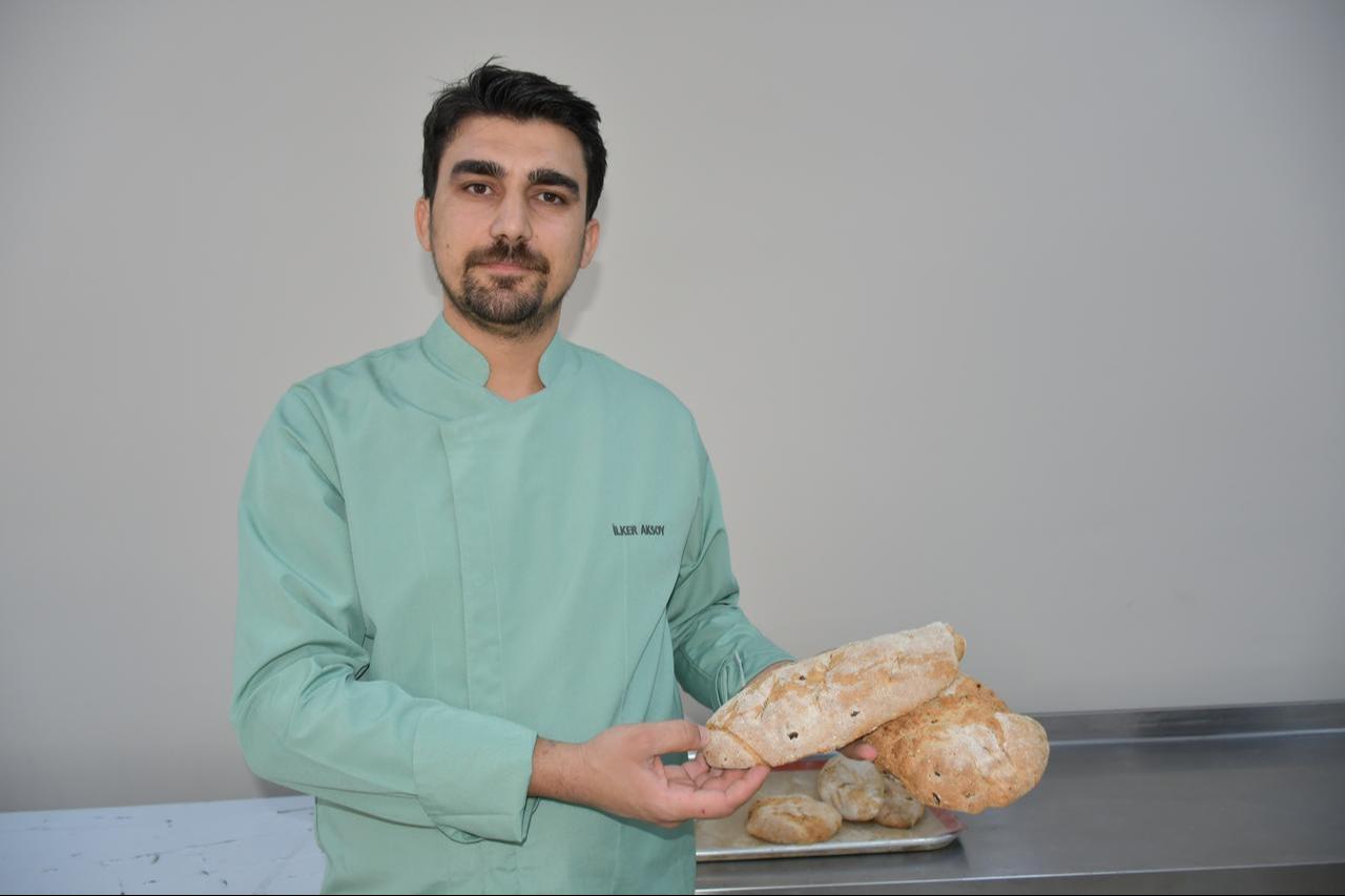 Freshly baked loaves inspired by ancient Mesopotamian honey-barley bread rest on trays after being prepared by lecturer Ilker Aksoy at Batman University’s Hasankeyf Vocational School in Batman, Türkiye, Nov. 20, 2025. (AA Photo)
