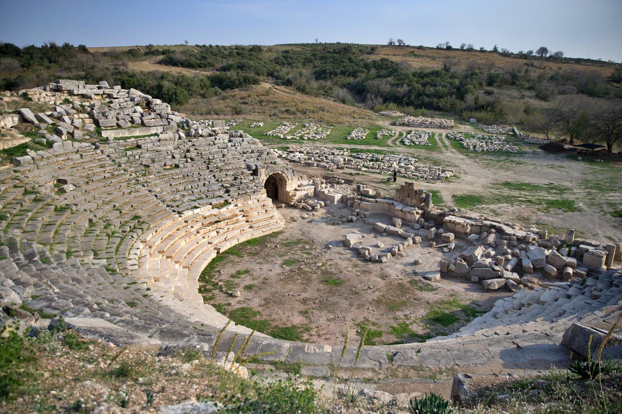 A general view of the Roman-era theater in the ancient city of Kastabala, where new mask reliefs were recently unearthed, Osmaniye, southern Türkiye, Nov. 19, 2025. (AA Photo)