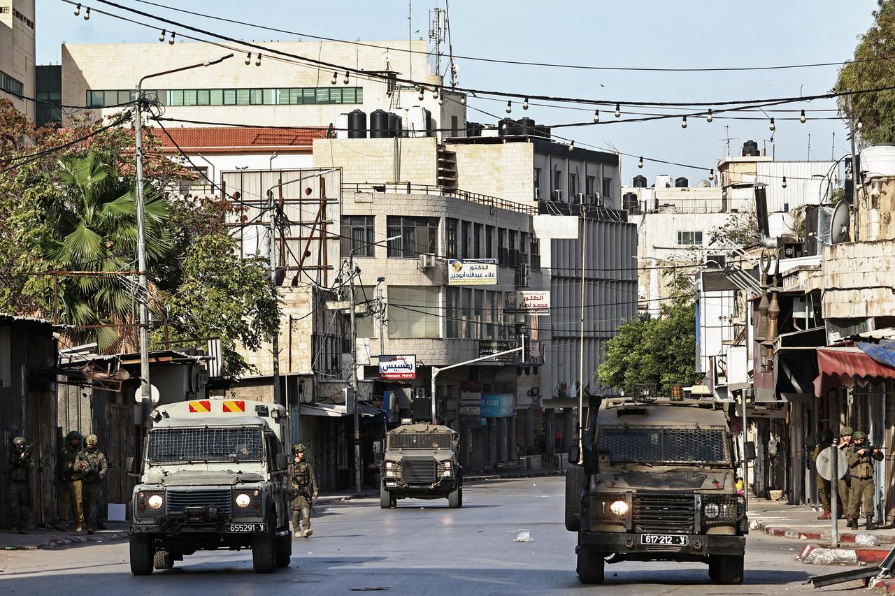 Israeli troops deploy during a raid in Nablus city, in the occupied West Bank, November 20, 2025. (AFP Photo)