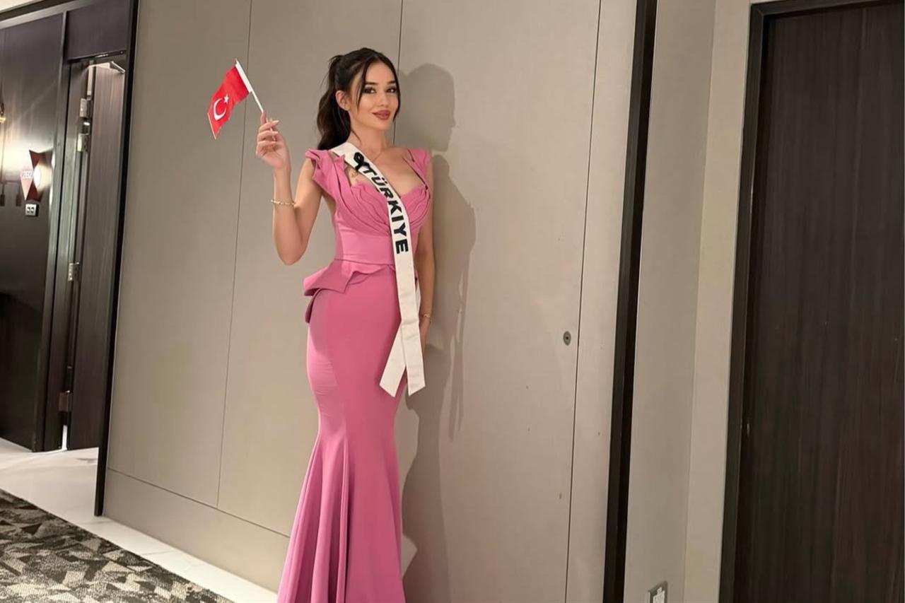 Ceren Arslan holds a small Turkish flag while posing during Miss Universe events in Bangkok, Thailand, November 20, 2025. (Photo via Instagram / @cerenarsllan)